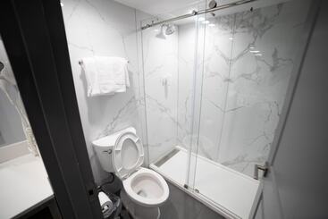 هتل Travelodge By Wyndham Whittier