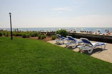Red Jacket Beach Resort