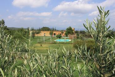 Granja Escola La Perdiu   Hostel