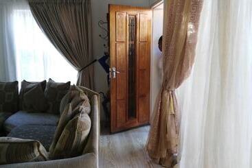 پانسیون Lapeng Home Away From Home