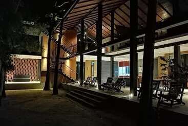 استراحتگاه Breezy Lake Eco Friendly Cabanas Yala