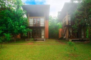 استراحتگاه Breezy Lake Eco Friendly Cabanas Yala