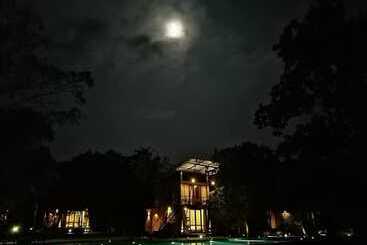 استراحتگاه Breezy Lake Eco Friendly Cabanas Yala