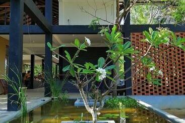 استراحتگاه Breezy Lake Eco Friendly Cabanas Yala