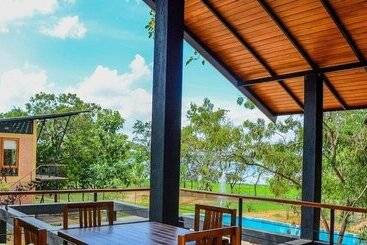 استراحتگاه Breezy Lake Eco Friendly Cabanas Yala
