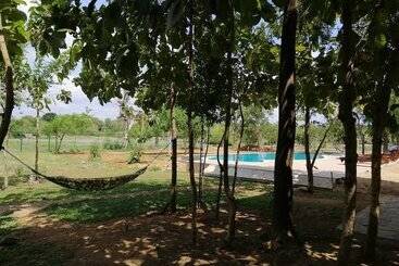 استراحتگاه Breezy Lake Eco Friendly Cabanas Yala
