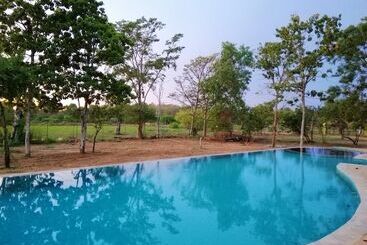 استراحتگاه Breezy Lake Eco Friendly Cabanas Yala