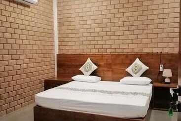 استراحتگاه Breezy Lake Eco Friendly Cabanas Yala