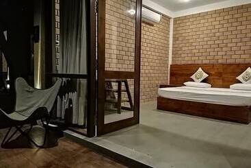 استراحتگاه Breezy Lake Eco Friendly Cabanas Yala