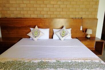 استراحتگاه Breezy Lake Eco Friendly Cabanas Yala