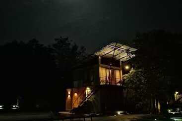 استراحتگاه Breezy Lake Eco Friendly Cabanas Yala