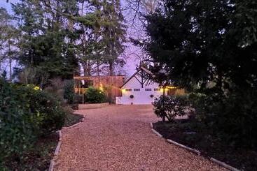 تختخواب و صبحانه Thatched Eaves