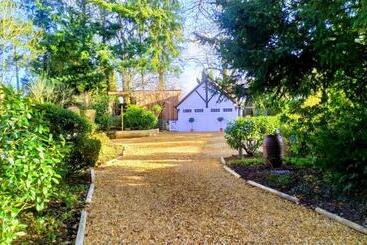 تختخواب و صبحانه Thatched Eaves
