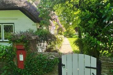 تختخواب و صبحانه Thatched Eaves