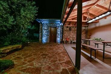 ツーリストアパートメント Boutique Stone Cottage With Large Terraces