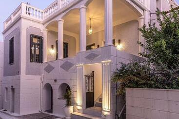 هتل Camara Suites