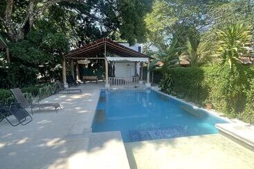 هتل Villas Cabuya Beach & Forest
