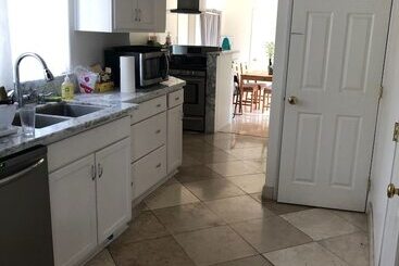 پانسیون Cute Housing Glendale California