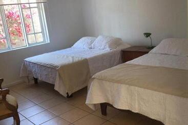 پانسیون Hostal Casa 95