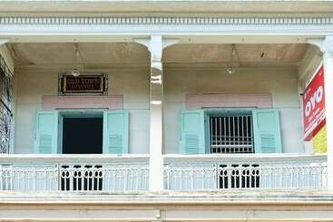 هتل Oyo Old Town Boutique Hostel