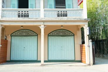 هتل Oyo Old Town Boutique Hostel