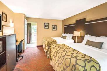 Hotel Baymont By Wyndham Gatlinburg On The River