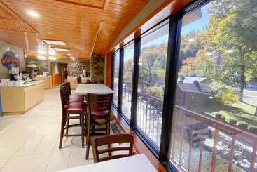 Hotel Baymont By Wyndham Gatlinburg On The River