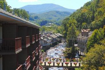 Hotel Baymont By Wyndham Gatlinburg On The River