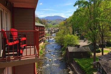Hotel Baymont By Wyndham Gatlinburg On The River