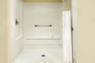 هتل Howard Johnson By Wyndham Arlington Ballpark / Six Flags
