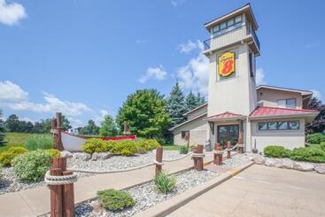 هتل Super 8 By Wyndham Houghton Lake