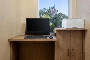 اقامتگاه Sonesta Es Suites Carmel Mountain  San Diego