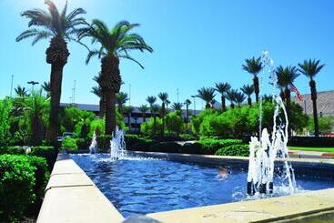 استراحتگاه Laughlin River Lodge