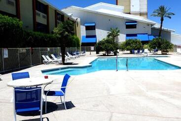 استراحتگاه Laughlin River Lodge