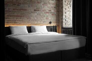 Globe Runner Hotel & Hostel