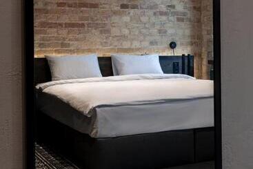 Globe Runner Hotel & Hostel