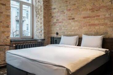 Globe Runner Hotel & Hostel