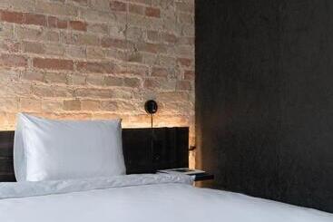 Globe Runner Hotel & Hostel