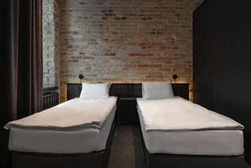 Globe Runner Hotel & Hostel
