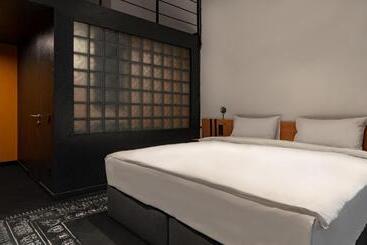 Globe Runner Hotel & Hostel