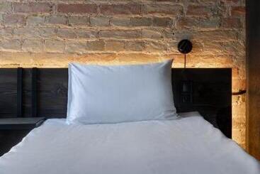 Globe Runner Hotel & Hostel