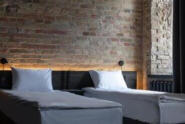 Globe Runner Hotel & Hostel