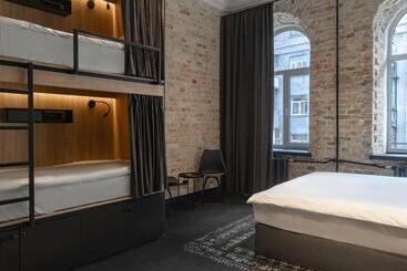 Globe Runner Hotel & Hostel