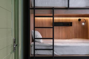 Globe Runner Hotel & Hostel