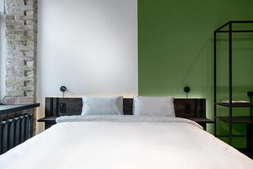 Globe Runner Hotel & Hostel
