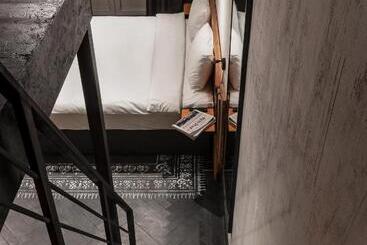 Globe Runner Hotel & Hostel