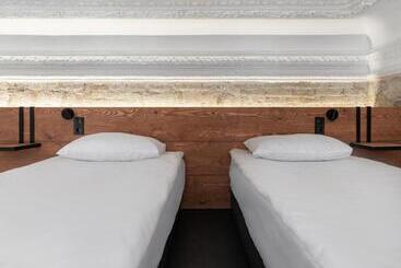 Globe Runner Hotel & Hostel
