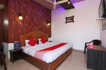 فندق Oyo 61722 Rajmahal Residency