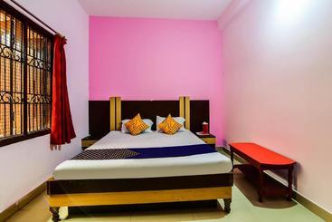 هتل Spot On 63771 Puri Dham