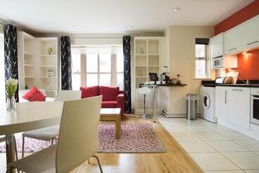 پانسیون Brennan Court Guest Accommodation